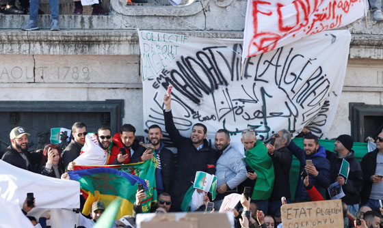 [포토] 부테플리카 대통령의 5선 도전에 반대하는 프랑스의 알제리 시민들