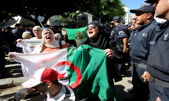 [포토] 알제에서 열린 대규모 시위에 경비를 서고 있는 알제리 경찰들